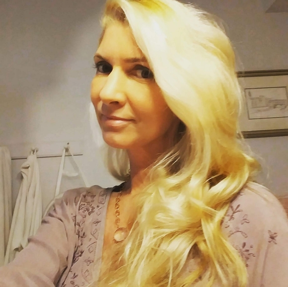 Meet your Posher, Jennifer 🌺 - Picture 4 of 8